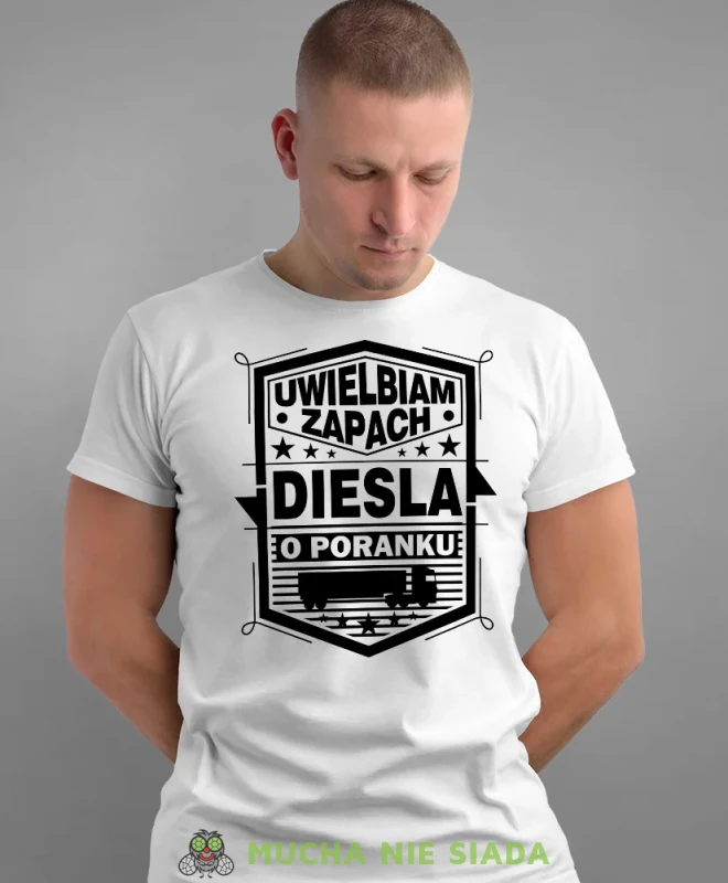 Uwielbiam zapach diesla o poranku, biała koszulka z nadrukiem, prezent dla kierowcy tira, prezent dla kierowcy ciężarówki, koszulka dla kierowcy ciężarówki, koszulki dla kierowcy, mucha niesiada, mns.webp