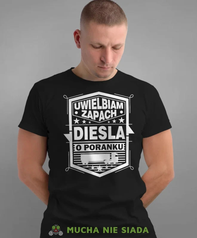 Uwielbiam zapach diesla o poranku, czarna koszulka z nadrukiem, prezent dla kierowcy tira, prezent dla kierowcy ciężarówki, koszulka dla kierowcy ciężarówki, koszulki dla kierowcy, mucha niesiada, mns.webp