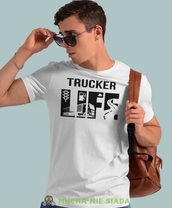 Trucker life, biała koszulka z nadrukiem, prezent dla kierowcy tira, prezent dla kierowcy ciężarówki, koszulka dla kierowcy ciężarówki, koszulki dla kierowcy, mucha niesiada, mns.webp