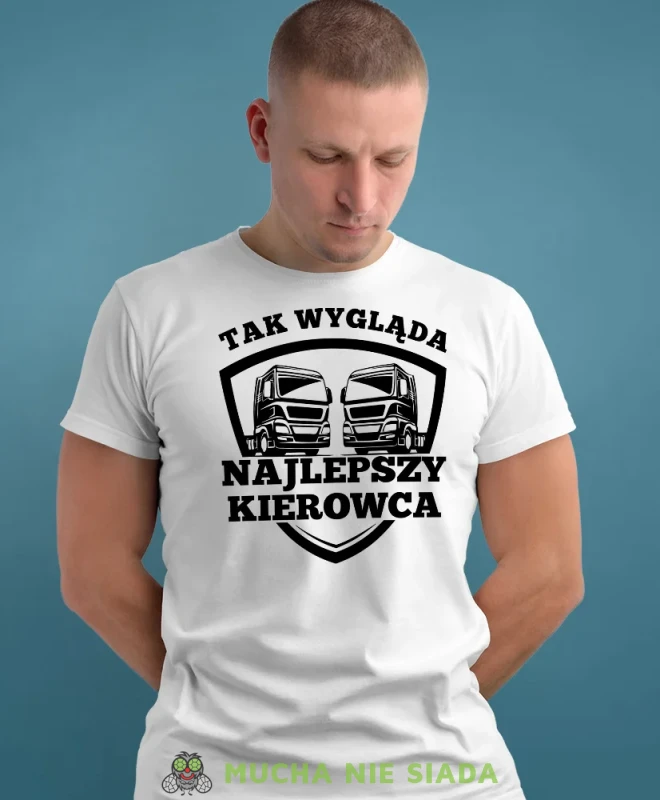Tak wygląda najlepszy kierowca, biała koszulka z nadrukiem, prezent dla kierowcy tira, prezent dla kierowcy ciężarówki, koszulka dla kierowcy ciężarówki, koszulki dla kierowcy, mucha niesiada, mns.webp