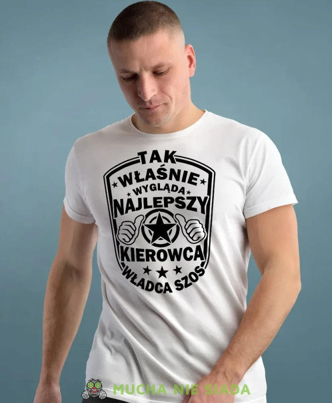 Tak właśnie wygląda najlepszy kierowca władca szos, biała koszulka z nadrukiem, prezent dla kierowcy tira, prezent dla kierowcy ciężarówki, koszulka dla kierowcy ciężarówki, koszulki dla kierowcy, mucha niesiada, mns.webp