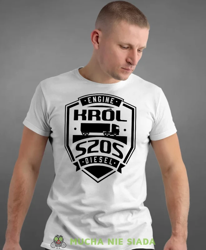 Król szos, biała koszulka z nadrukiem, prezent dla kierowcy tira, prezent dla kierowcy ciężarówki, koszulka dla kierowcy ciężarówki, koszulki dla kierowcy, mucha niesiada, mns.webp