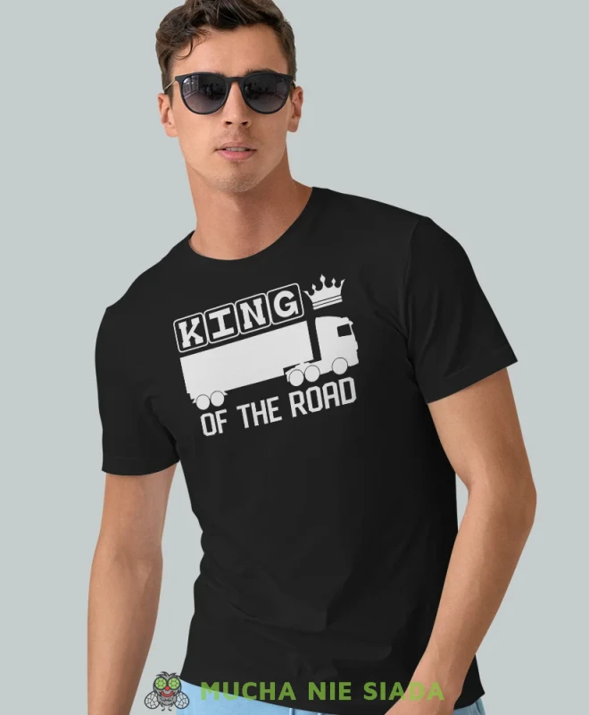 King of the road, czarna koszulka z nadrukiem, prezent dla kierowcy tira, prezent dla kierowcy ciężarówki, koszulka dla kierowcy ciężarówki, koszulki dla kierowcy, mucha niesiada, mns.webp