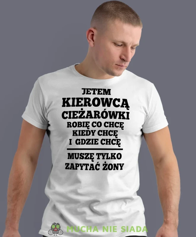 Jestem kierowcą ciężarówki i robię co chcę, biała koszulka z nadrukiem, prezent dla kierowcy tira, prezent dla kierowcy ciężarówki, koszulka dla kierowcy ciężarówki, koszulki dla kierowcy, mucha niesiada, mns.webp