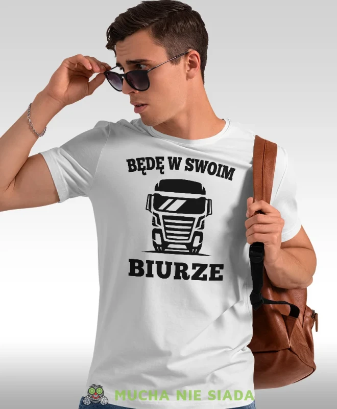 Będę w swoim biurze, biała męska koszulka, koszulka z nadrukiem, prezent dla kierowcy tira, prezent dla kierowcy ciężarówki, koszulka dla kierowcy ciężarówki, koszulki dla kierowcy, mucha niesiada, mns.webp