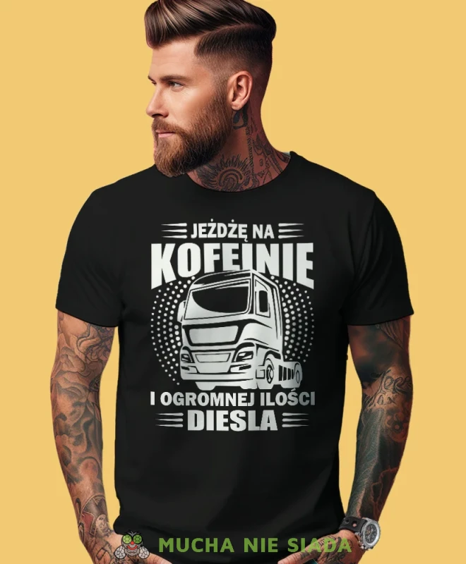 Jeżdżę na kofeinie i ogromnej ilości diesla, czarna koszulka z nadrukiem, prezent dla kierowcy tira, prezent dla kierowcy ciężarówki, koszulka dla kierowcy ciężarówki, koszulki dla kierowcy, mucha niesiada.webp
