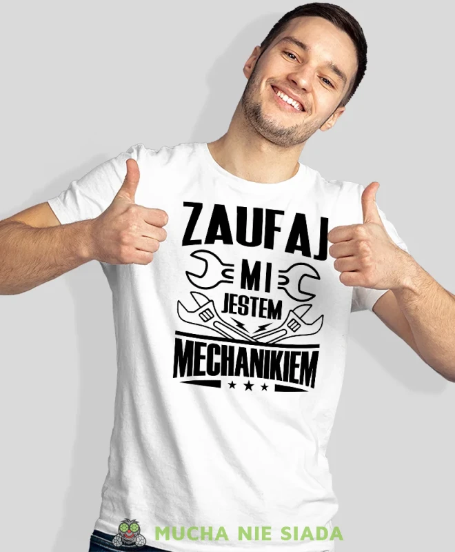 Zaufaj mi jestem mechanikiem, biała męska koszulka, prezent dla mechanika, koszulka z nadrukiem dla mechanika, koszulka dla mechanika, koszulki dla mechanika, mucha niesiada, mns.webp