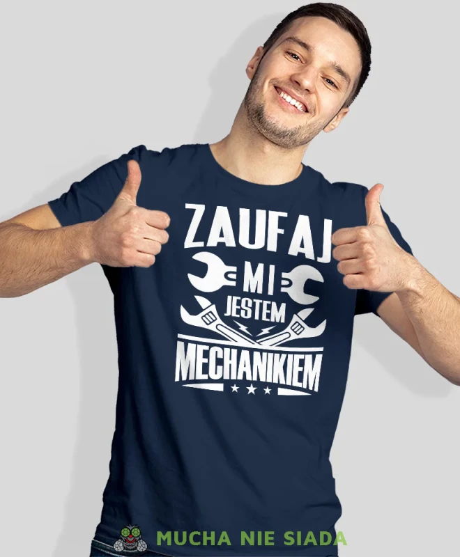 Zaufaj mi jestem mechanikiem, granatowa męska koszulka, prezent dla mechanika, koszulka z nadrukiem dla mechanika, koszulka dla mechanika, koszulki dla mechanika, mucha niesiada, mns.webp