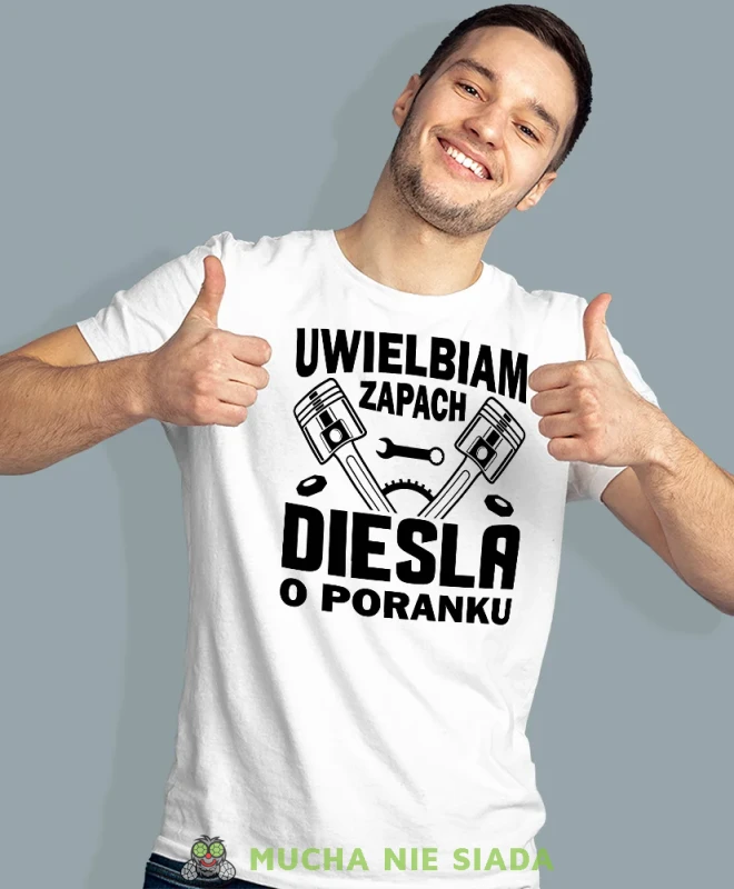 Uwielbiam zapach diesla o poranku, biała męska koszulka, prezent dla mechanika, koszulka z nadrukiem dla mechanika, koszulka dla mechanika, koszulki dla mechanika, mucha niesiada, mns.webp
