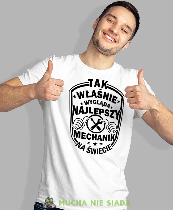 Tak właśnie wygląda najlepszy mechanik na świecie, biała męska koszulka, prezent dla mechanika, koszulka z nadrukiem dla mechanika, koszulka dla mechanika, koszulki dla mechanika, mucha niesiada, mns.webp