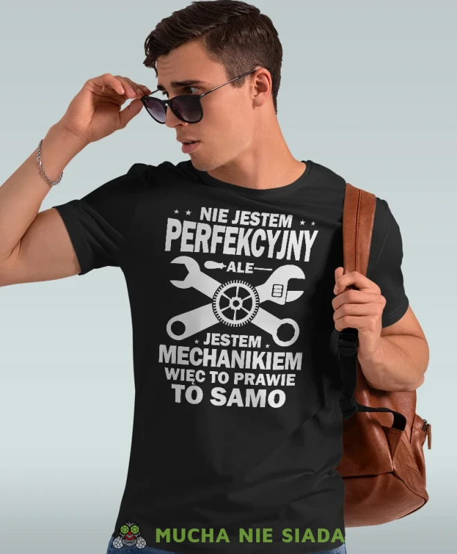 Nie jestem perfekcyjny ale jestem mechanikiem, czarna męska koszulka, prezent dla mechanika, koszulka z nadrukiem dla mechanika, koszulka dla mechanika, koszulki dla mechanika, mucha niesiada, mns.webp