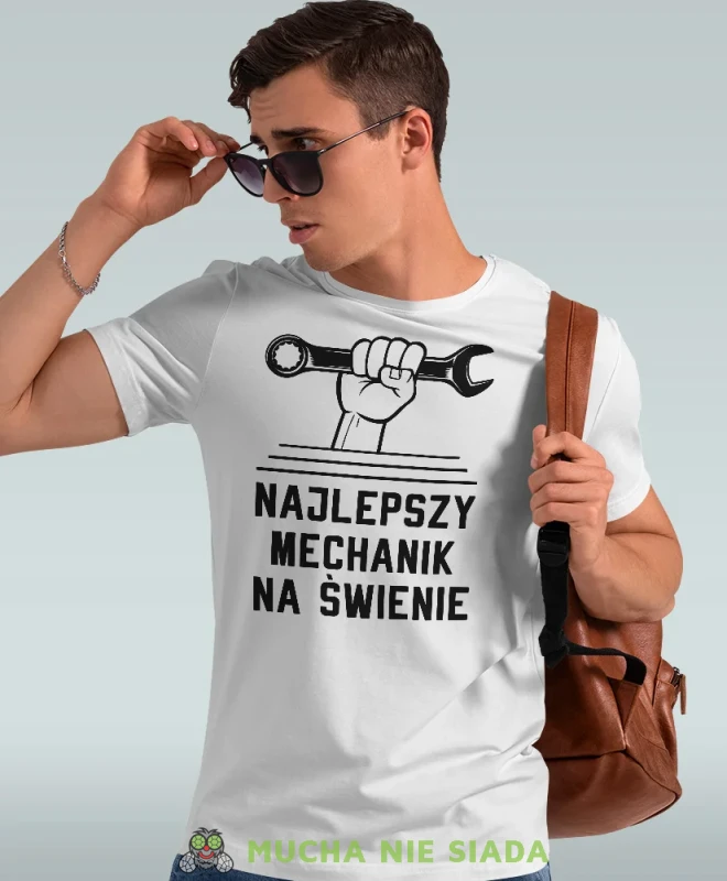 Najlepszy mechanik na świecie klucz, biała męska koszulka, prezent dla mechanika, koszulka z nadrukiem dla mechanika, koszulka dla mechanika, koszulki dla mechanika, mucha niesiada, mns.webp