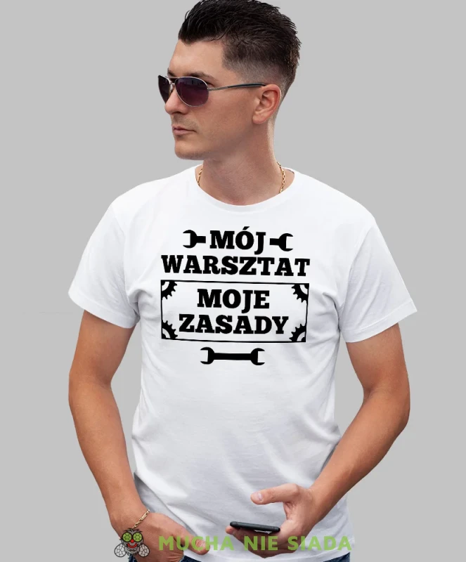 Mój warsztat moje zasady, biała męska koszulka, prezent dla mechanika, koszulka z nadrukiem dla mechanika, koszulka dla mechanika, koszulki dla mechanika, mucha niesiada, mns.webp