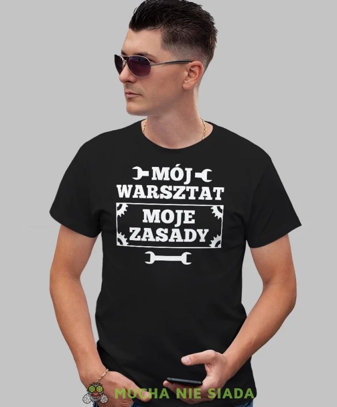 Mój warsztat moje zasady, czarna męska koszulka, prezent dla mechanika, koszulka z nadrukiem dla mechanika, koszulka dla mechanika, koszulki dla mechanika, mucha niesiada, mns.webp