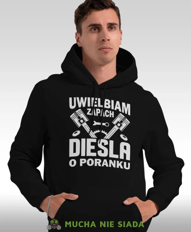 Uwielbiam zapach diesla o poranku, czarna bluza z kapturem, prezent dla mechanika, bluza z kapturem dla mechanika, bluza dla mechanika, bluzy dla mechaników, męska bluza z nadrukiem, mucha niesiada, mns.webp