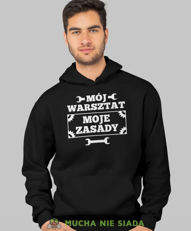 Mój warsztat moje zasady, czarna bluza z kapturem, prezent dla mechanika, bluza z kapturem dla mechanika, bluza dla mechanika, bluzy dla mechaników, męska bluza z nadrukiem, mucha niesiada, mns.webp