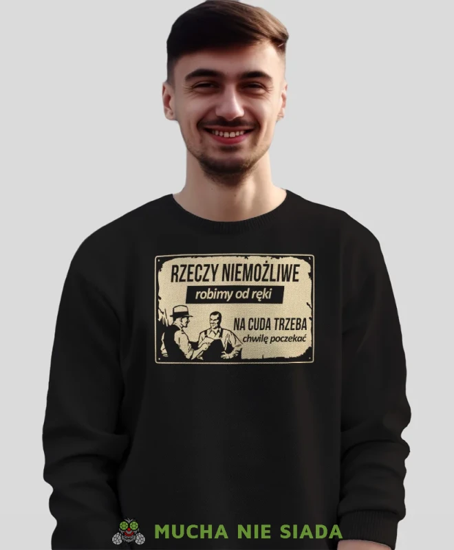 Rzeczy niemożliwe robimy od ręki na cuda trzeba chwilę poczekać, prezent dla mechanika, bluza bez kaptura dla mechanika, bluza dla mechanika, bluzy dla mechaników, męska bluza z nadrukiem, mucha niesiada, mns.webp