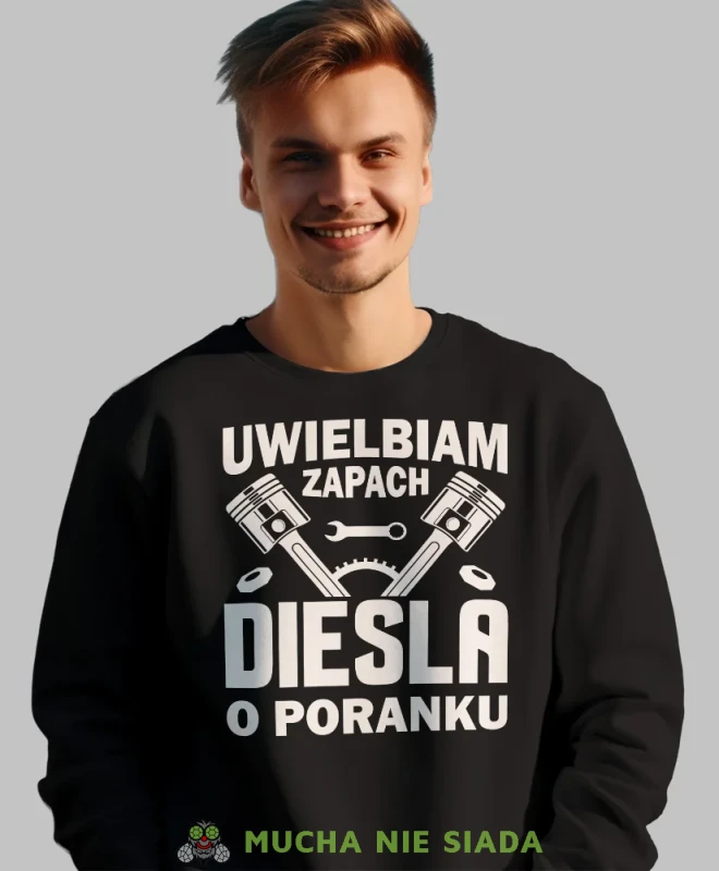 Uwielbiam zapach diesla o poranku, czarna bluza bez kaptura, prezent dla mechanika, bluza bez kaptura dla mechanika, bluza dla mechanika, bluzy dla mechaników, męska bluza z nadrukiem, mucha niesiada, mns.webp