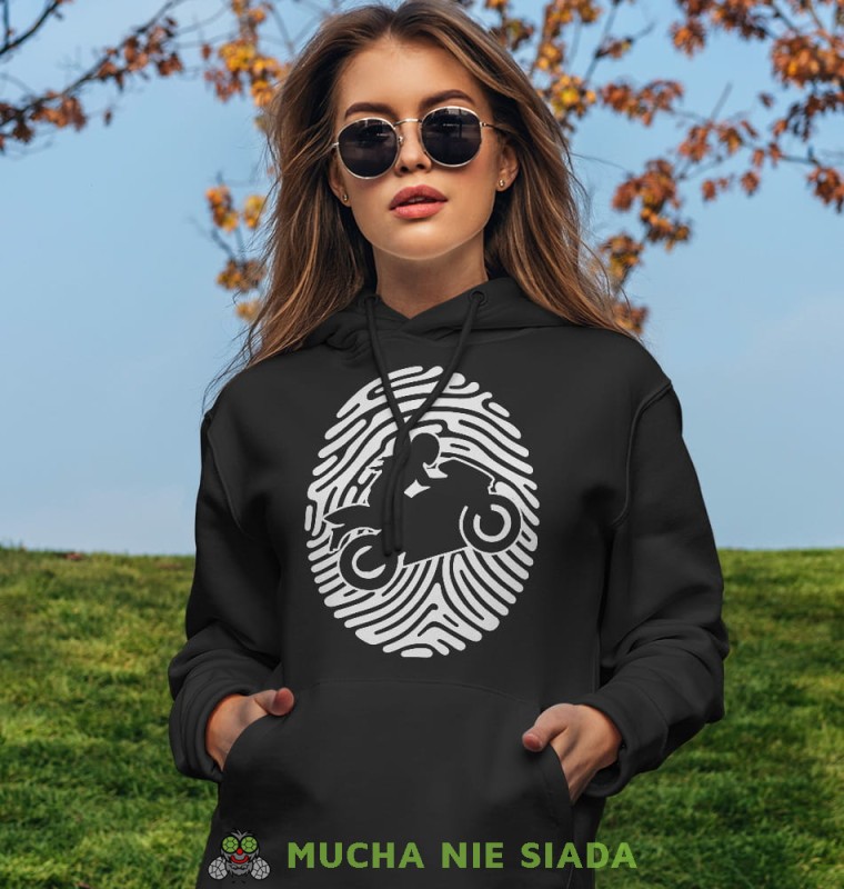 Odcisk motocyklistki, czarna damska bluza z kapturem, bluza dla motocyklistki, bluzy na motocykl, bluza z kapturem na motocykl, damska bluza na motocykl, na prezent dla miłośniczki motocykli.jpg