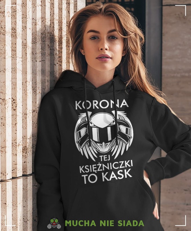Korona tej księżniczki to kask, czarna damska bluza z kapturem, bluza dla motocyklistki, bluzy na motocykl, bluza z kapturem na motocykl, damska bluza na motocykl, na prezent dla miłośniczki motocykli.jpg