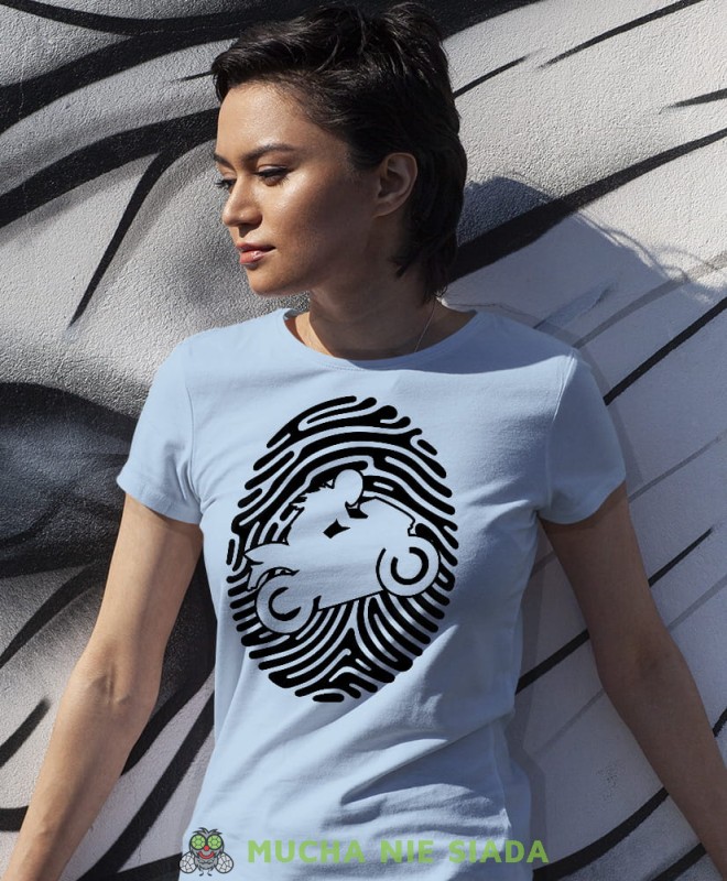 Odcisk palca motocyklistki, jasnoniebieska damska koszulka, koszulka motocyklowa, koszulka dla motocyklistki, damska koszulka na motocykl, koszulka dla miłośniczki motocykli, motocykl, mucha nie siada sklep.jpg