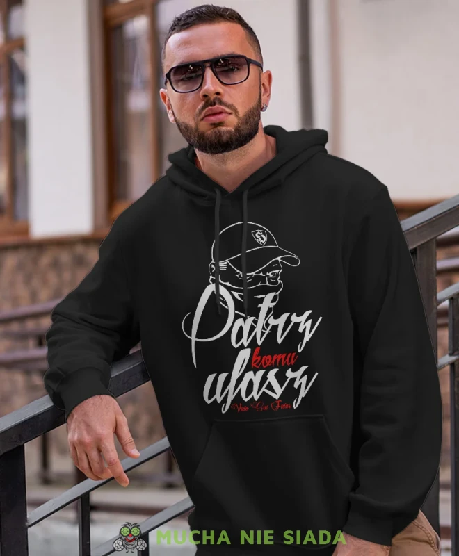 Patrz komu ufasz, męska bluza z kapturem, bluza patriotyczna, bluzy z grafiką patriotyczną, dla mężczyzny, bluzay patriotyczne, bluza Polska, bluzy patriotyczne z kapturem.webp