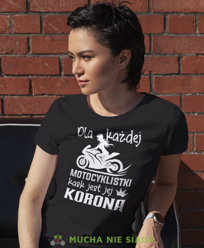 Dla każdej motocyklistki kask jest jej koroną, czarna damska koszulka, koszulka motocyklowa, dla motocyklistki, koszulka na motocykl, dla miłośniczki motocykli, mucha nie siada.jpg