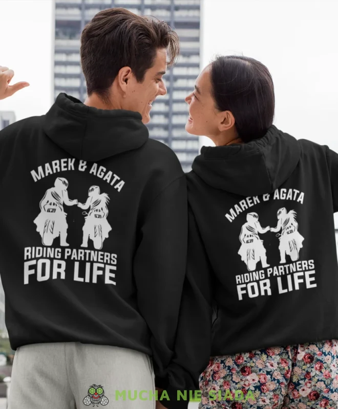 Riding partners for life Imiona, czarne bluzy z kapturem dla par, bluzy dla zakochanych, dla par, fajne bluzy z kapturem, bluzy dla par, bluzy z kapturem dla par mucha nie siada, mns.webp