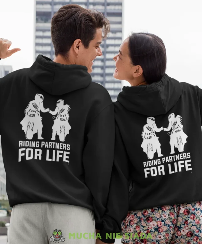 Riding partners for life, czarne bluzy z kapturem dla par, bluzy dla zakochanych, dla par, fajne bluzy z kapturem, bluzy dla par, bluzy z kapturem dla par mucha nie siada, mns.webp