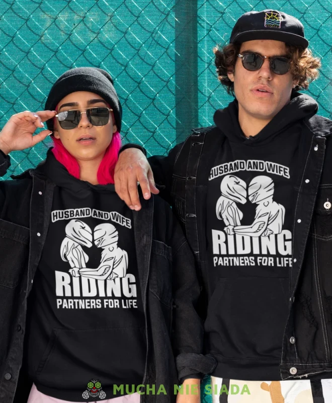 Husband and life riding partners for life, czarne bluzy z kapturem dla par, bluzy dla zakochanych, dla par, fajne bluzy z kapturem, bluzy dla par, bluzy z kapturem dla par mucha nie siada, mns.webp