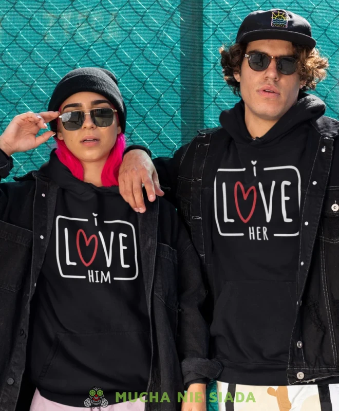 I love him I love her, czarne bluzy z kapturem dla par, bluzy dla zakochanych, dla par, bluzy z kapturem na walentynki, fajne bluzy z kapturem, bluzy dla par, bluzy z kapturem dla par mucha nie siada, mns.webp