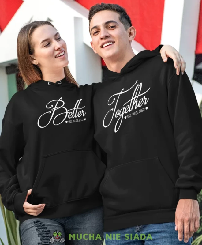 Better Together, czarne bluzy z kapturem dla par, bluzy dla zakochanych, dla par, bluzy z kapturem na walentynki, fajne bluzy z kapturem, bluzy dla par, bluzy z kapturem dla par mucha nie siada, mns.webp