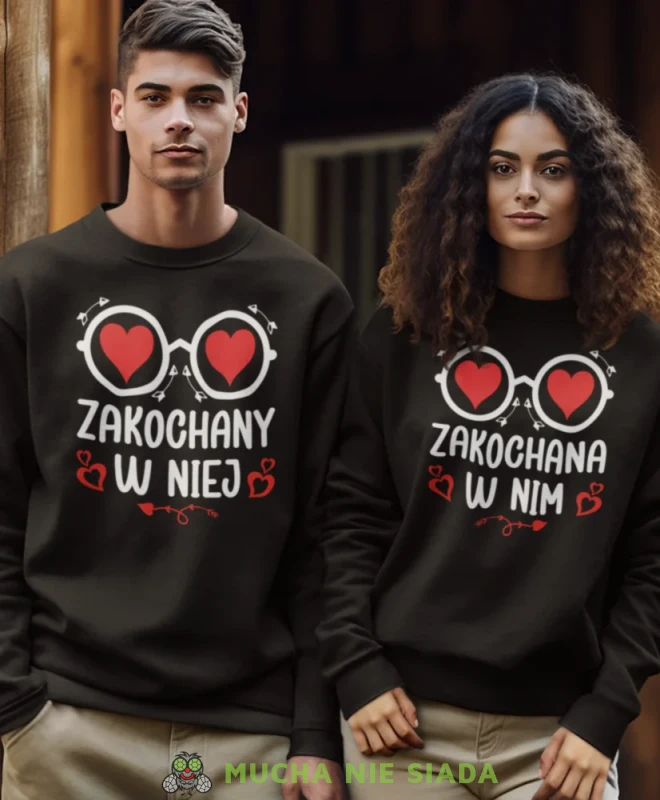 Zakochana w nim Zakochana w niej, czarne bluzy dla par, dla chłopaka, dla dziewczyny, dla zakochanych, dla par, bluzy na  walentynki,dla męża, dla żony, bluzy dla par, mucha nie siada, mns..webp