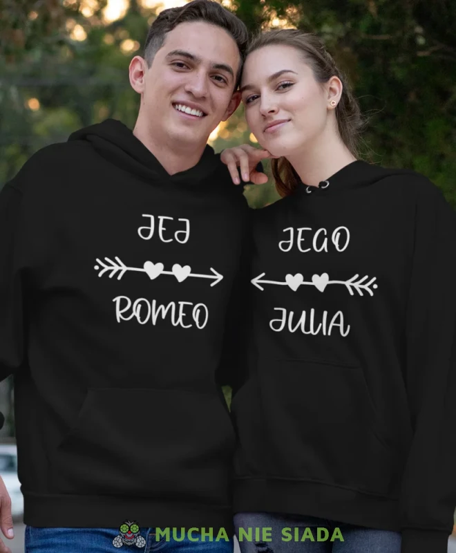 Jej Romeo Jego Julia, czarne bluzy z kapturem dla par, bluzy dla zakochanych, dla par, bluzy z kapturem na walentynki, fajne bluzy z kapturem, bluzy dla par, bluzy z kapturem dla par mucha nie siada, mns.webp