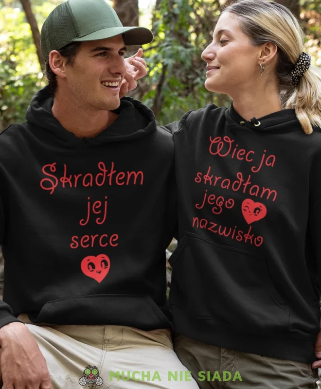 Skradłem jej serce więc ja skradłam jego nazwisko, czarne bluzy z kapturem dla par, bluzy dla zakochanych, dla par, bluzy z kapturem na walentynki, bluzy dla par, bluzy z kapturem dla par mucha nie siada, mns.webp