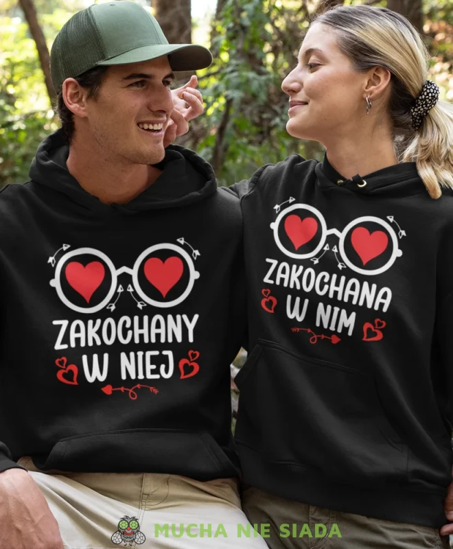 Zakochana w nim Zakochany w niej, czarne bluzy z kapturem dla par, bluzy dla zakochanych, dla par, bluzy z kapturem na walentynki, fajne bluzy z kapturem, bluzy dla par, bluzy z kapturem dla par mucha nie siada.webp