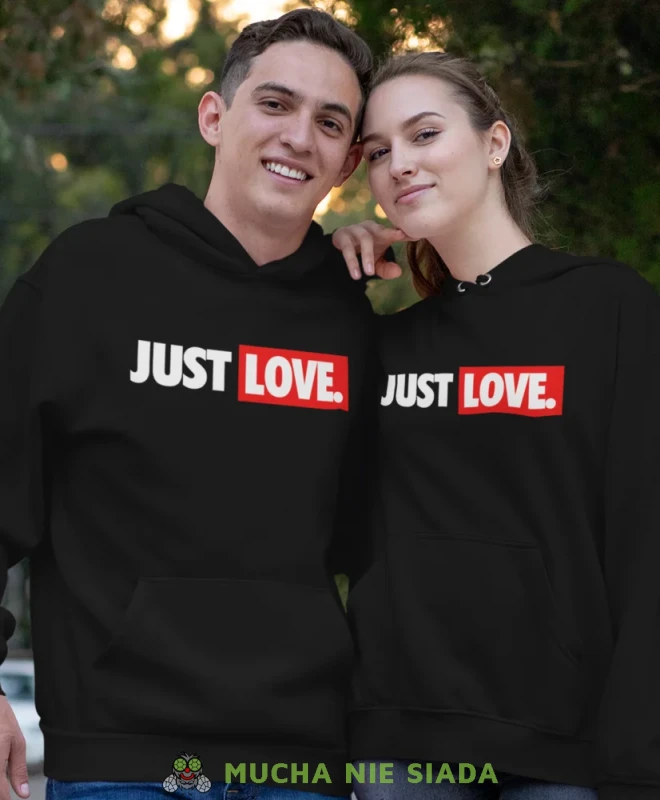 Just Love małe logo, czarne bluzy z kapturem dla par, bluzy dla zakochanych, dla par, bluzy z kapturem na walentynki, fajne bluzy z kapturem, bluzy dla par, bluzy z kapturem dla par.webp