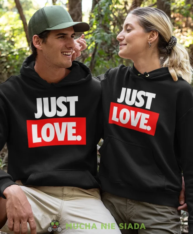 Just Love, czarne bluzy z kapturem dla par, bluzy dla zakochanych, dla par, bluzy z kapturem na walentynki, fajne bluzy z kapturem, bluzy dla par, bluzy z kapturem dla par.webp
