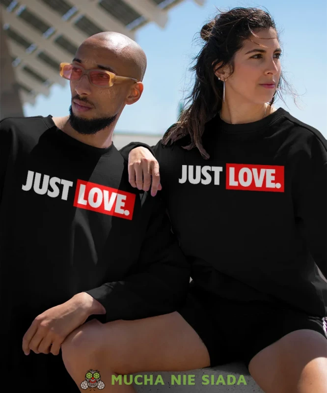 Just Love małe logo, czarne bluzy dla par, dla chłopaka, dla dziewczyny, dla zakochanych, dla par, bluzy na  walentynki,dla męża, dla żony, bluzy dla par, mucha nie siada, mns.webp