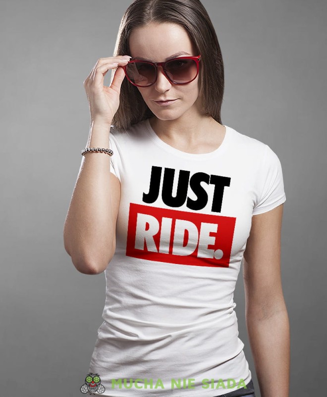 Just Ride duże logo, biała damska koszulka, koszulka motocyklowa, dla motocyklistki, koszulka na motocykl, dla miłośniczki motocykli, mucha nie siada.jpg