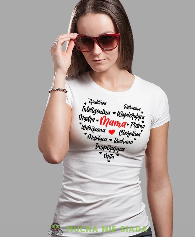 Mama troskliwa odważna, biała koszulka dla mamy, prezent dla mamy, koszulki na dzień matki, koszulki z hasłem dla mamy, personalizowana koszulka dla mamy, oryginalne koszulki na dzień matki, t-shirt dla mamy, mucha n.webp