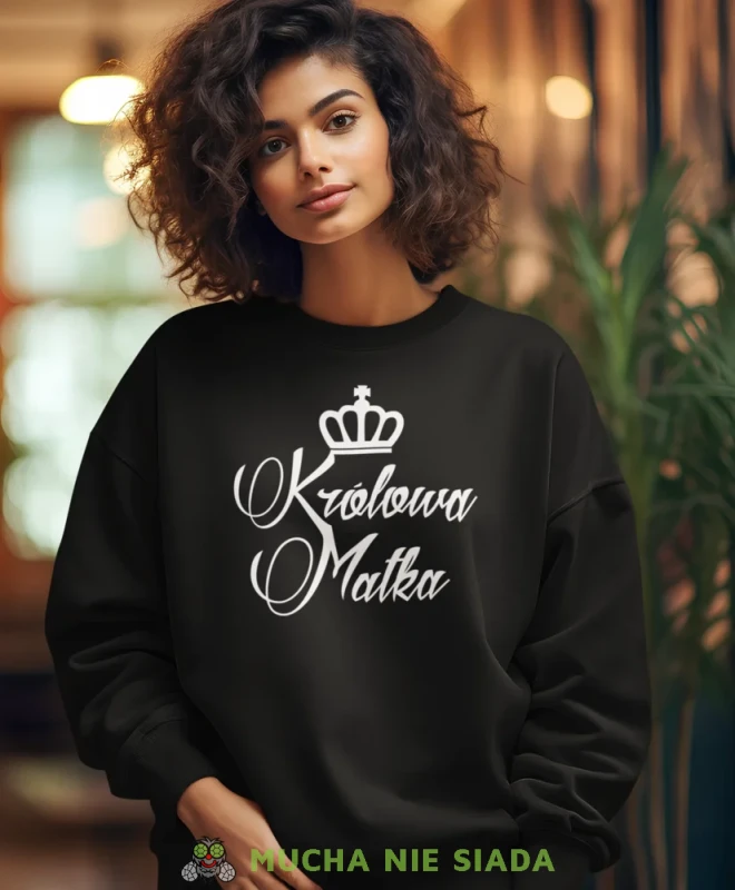 Królowa matka, czarna bluza dla mamy, prezent dla mamy, bluzy na dzień matki, bluzy z hasłem dla mamy, personalizowana bluza dla mamy, oryginalne bluzy na dzień matki, mucha nie siada.webp