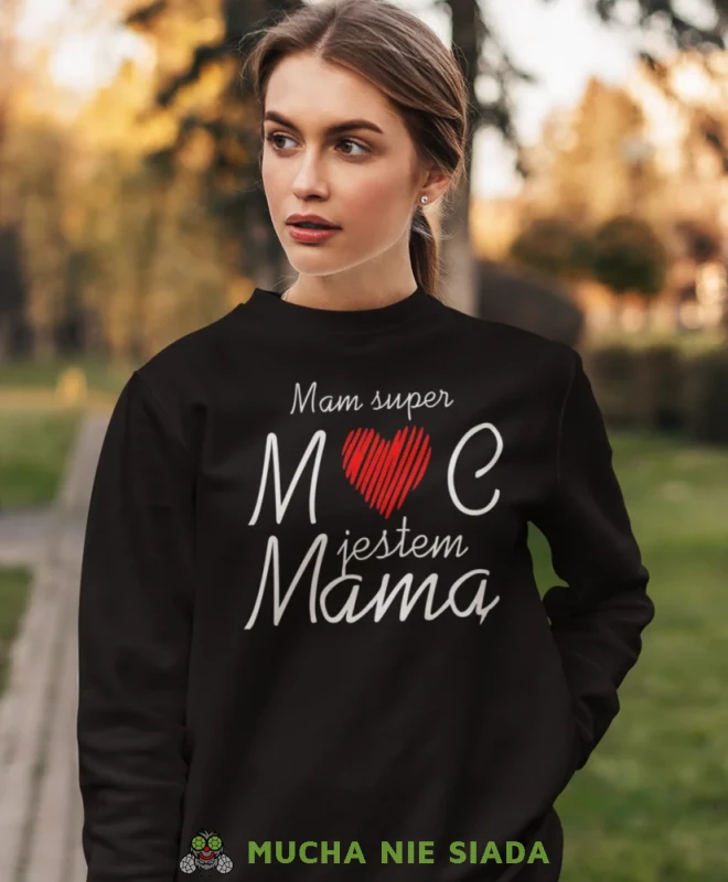Mam super moc jestem mamą, czarna bluza dla mamy, prezent dla mamy, bluzy na dzień matki, bluzy z hasłem dla mamy, personalizowana bluza dla mamy, oryginalne bluzy na dzień matki, mucha nie siada.webp