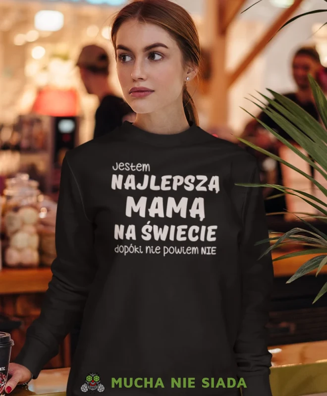 Jestem najlepszą mamą na świecie, czarna bluza dla mamy, prezent dla mamy, bluzy na dzień matki, bluzy z hasłem dla mamy, personalizowana bluza dla mamy, oryginalne bluzy na dzień matki, mucha nie siada.webp
