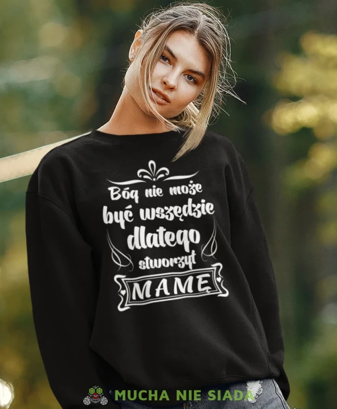 Bóg nie może być wszędzie dlatego stworzył mamę, czarna bluza dla mamy, prezent dla mamy, bluzy na dzień matki, bluzy z hasłem dla mamy, personalizowana bluza dla mamy, oryginalne bluzy na dzień matki, mucha nie .webp