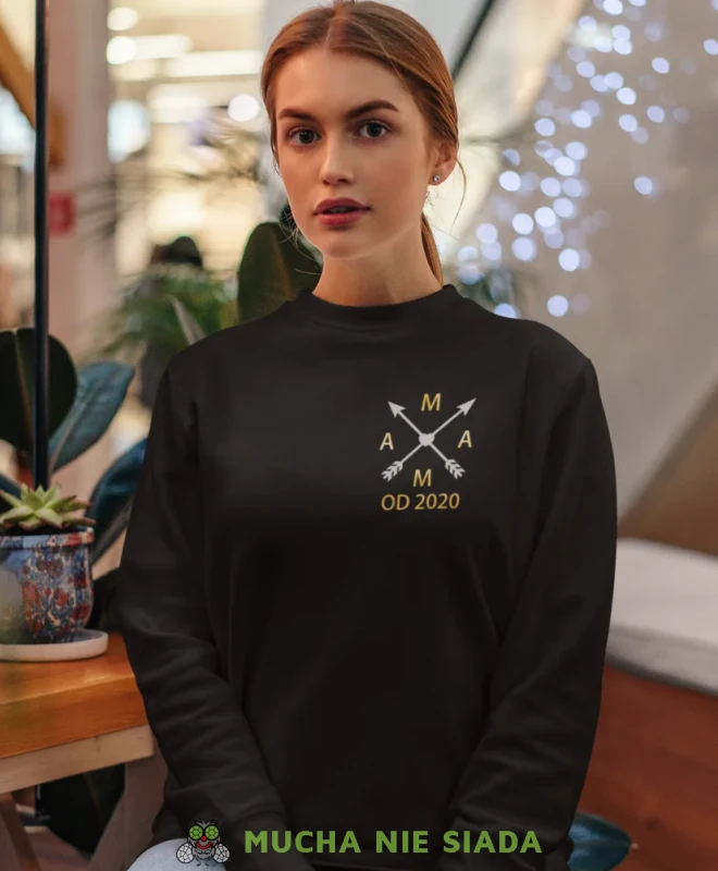 Mama strzałki, czarna bluza dla mamy, prezent dla mamy, bluzy na dzień matki, bluzy z hasłem dla mamy, personalizowana bluza dla mamy, oryginalne bluzy na dzień matki, mucha nie siada.webp