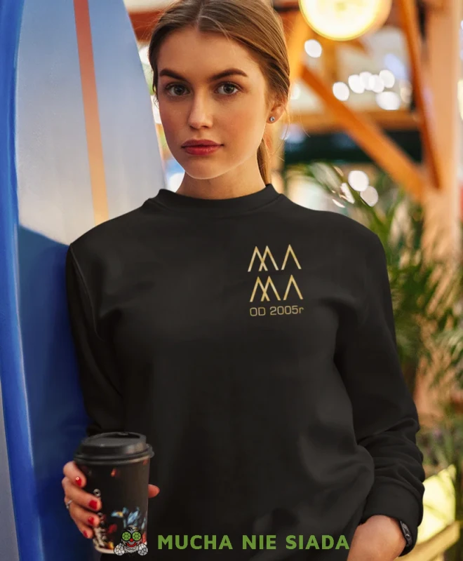 Mama rok, czarna bluza dla mamy, prezent dla mamy, bluzy na dzień matki, bluzy z hasłem dla mamy, personalizowana bluza dla mamy, oryginalne bluzy na dzień matki, mucha nie siada.webp