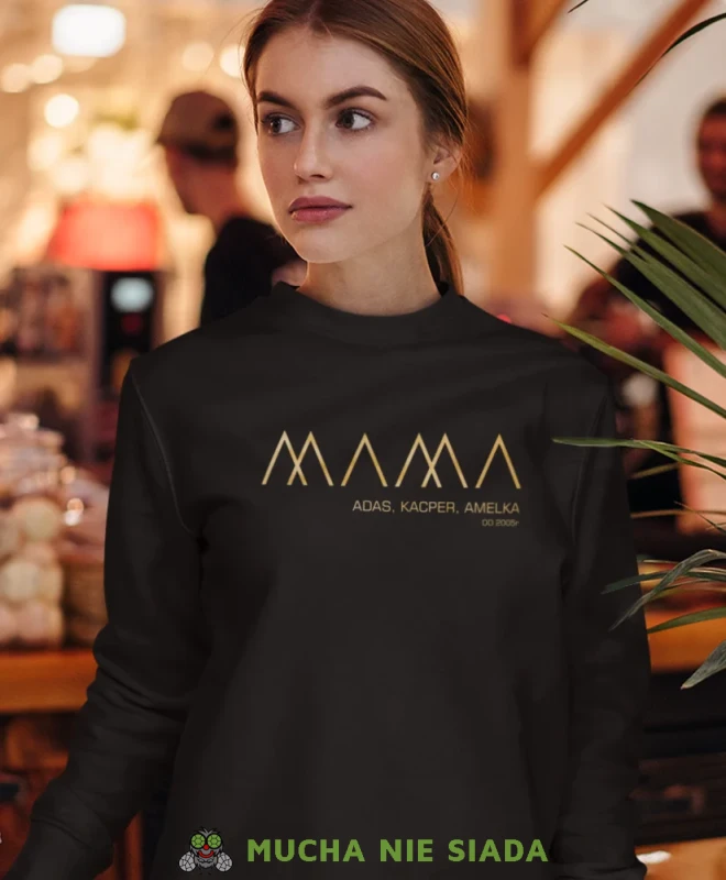 Mama imiona dzieci, czarna bluza dla mamy, prezent dla mamy, bluzy na dzień matki, bluzy z hasłem dla mamy, personalizowana bluza dla mamy, oryginalne bluzy na dzień matki, mucha nie siada.webp