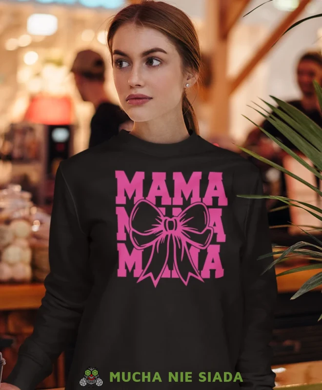 Mama kokarda, czarna bluza dla mamy, prezent dla mamy, bluzy na dzień matki, bluzy z hasłem dla mamy, personalizowana bluza dla mamy, oryginalne bluzy na dzień matki, mucha nie siada.webp