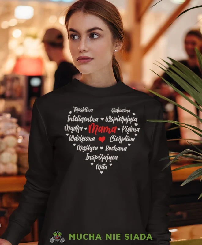 Mama troskliwa odważna, czarna bluza dla mamy, prezent dla mamy, bluzy na dzień matki, bluzy z hasłem dla mamy, personalizowana bluza dla mamy, oryginalne bluzy na dzień matki, mucha nie siada.webp
